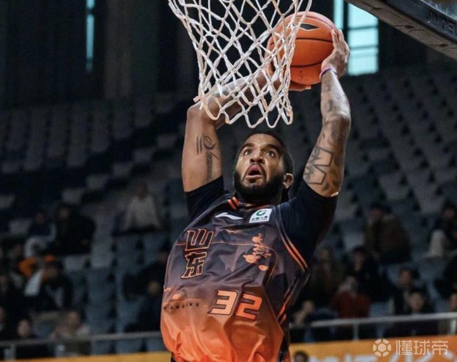 山东队重新注册此前因伤缺阵的克里斯，救火外援斯蒂尔被裁